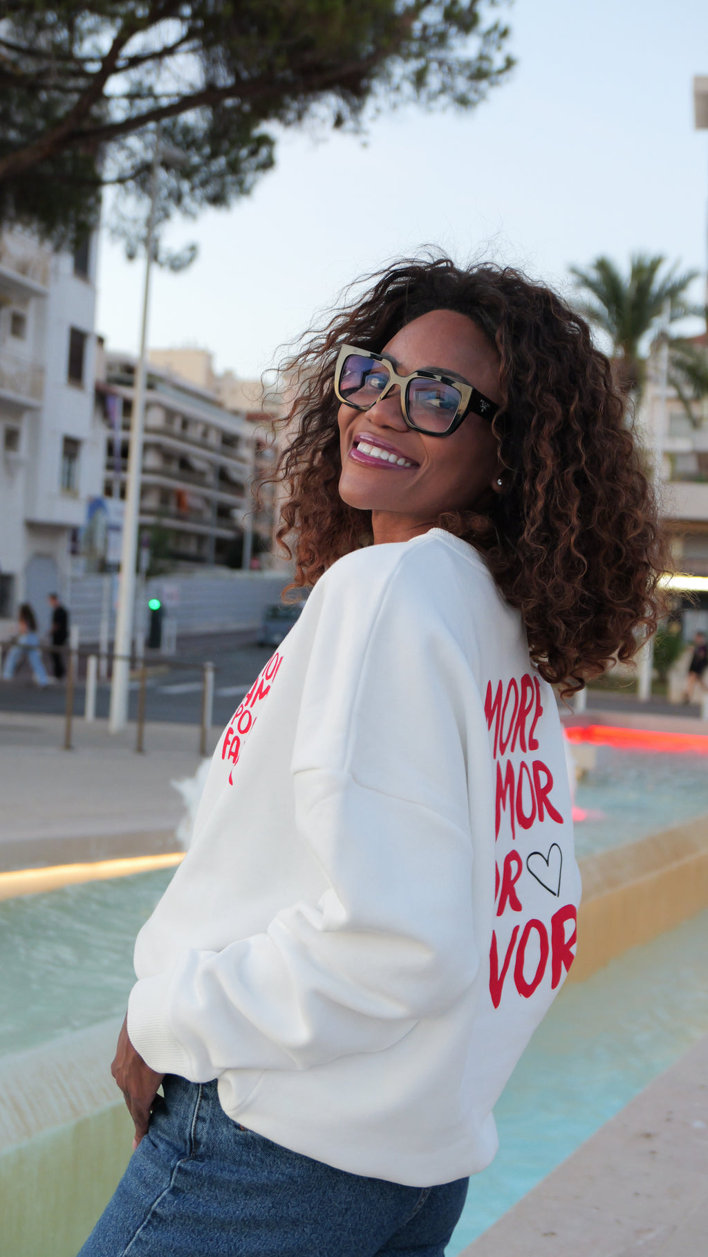 White "More Amor Por Favor" sweatshirt in red