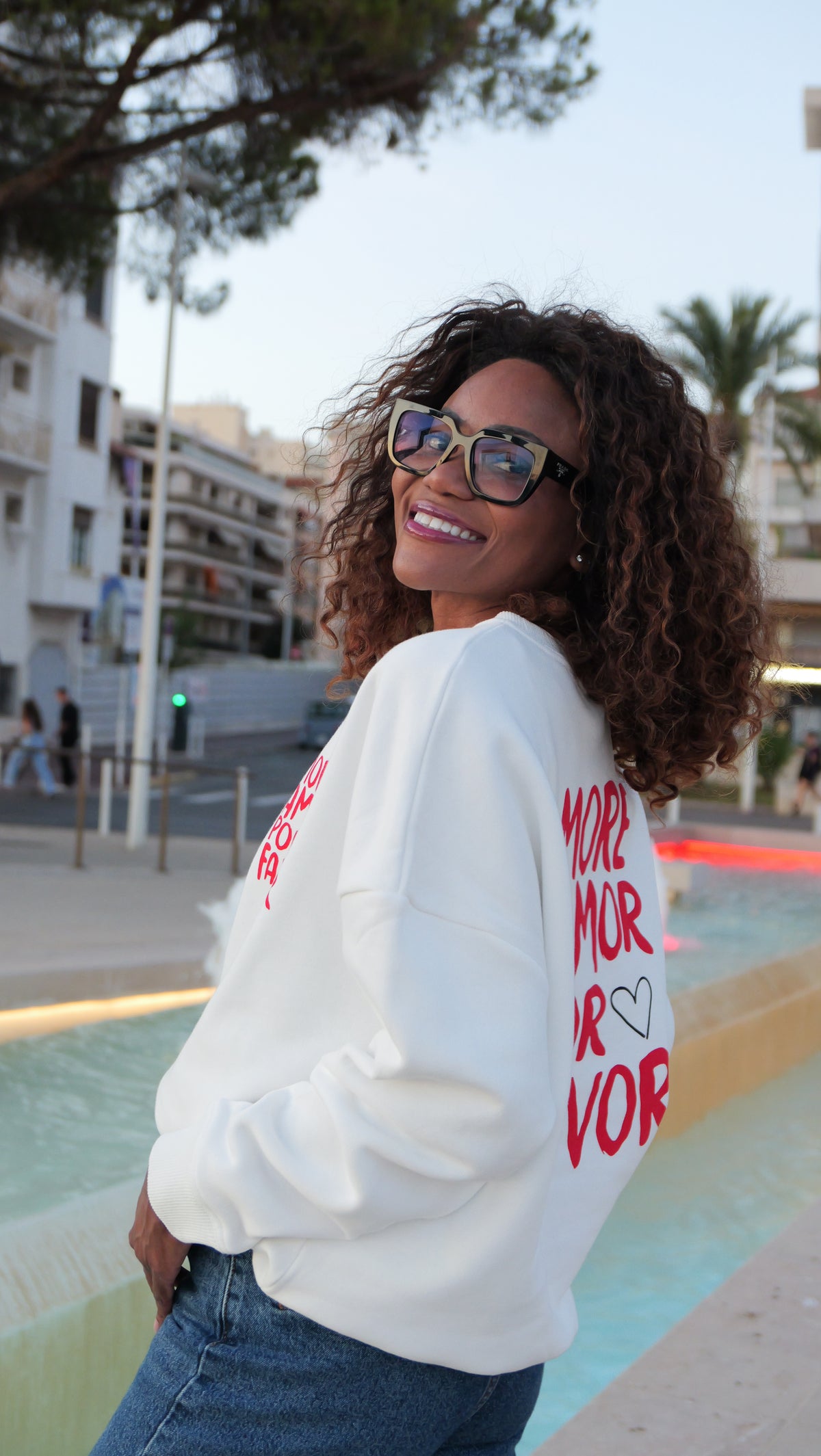 White "More Amor Por Favor" sweatshirt in red
