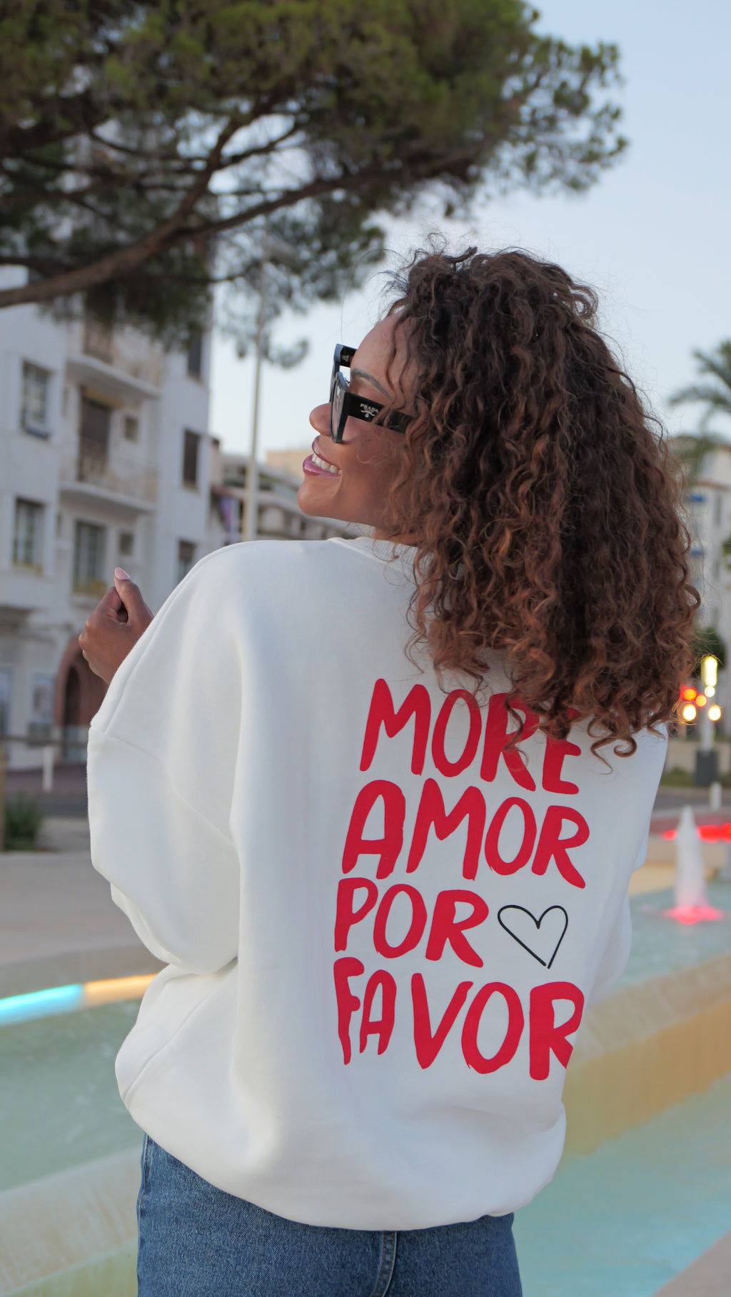 White "More Amor Por Favor" sweatshirt in red
