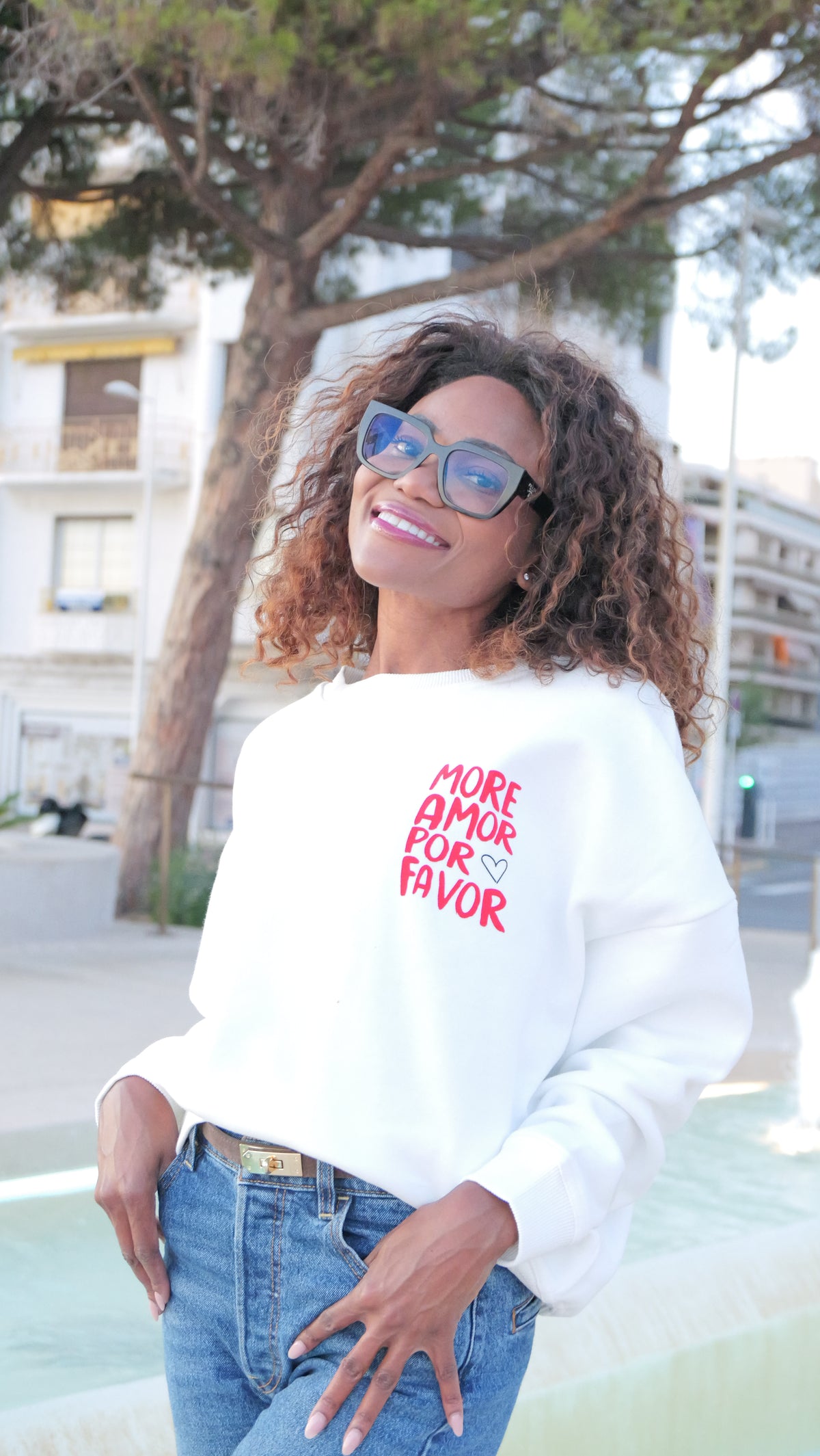 White "More Amor Por Favor" sweatshirt in red