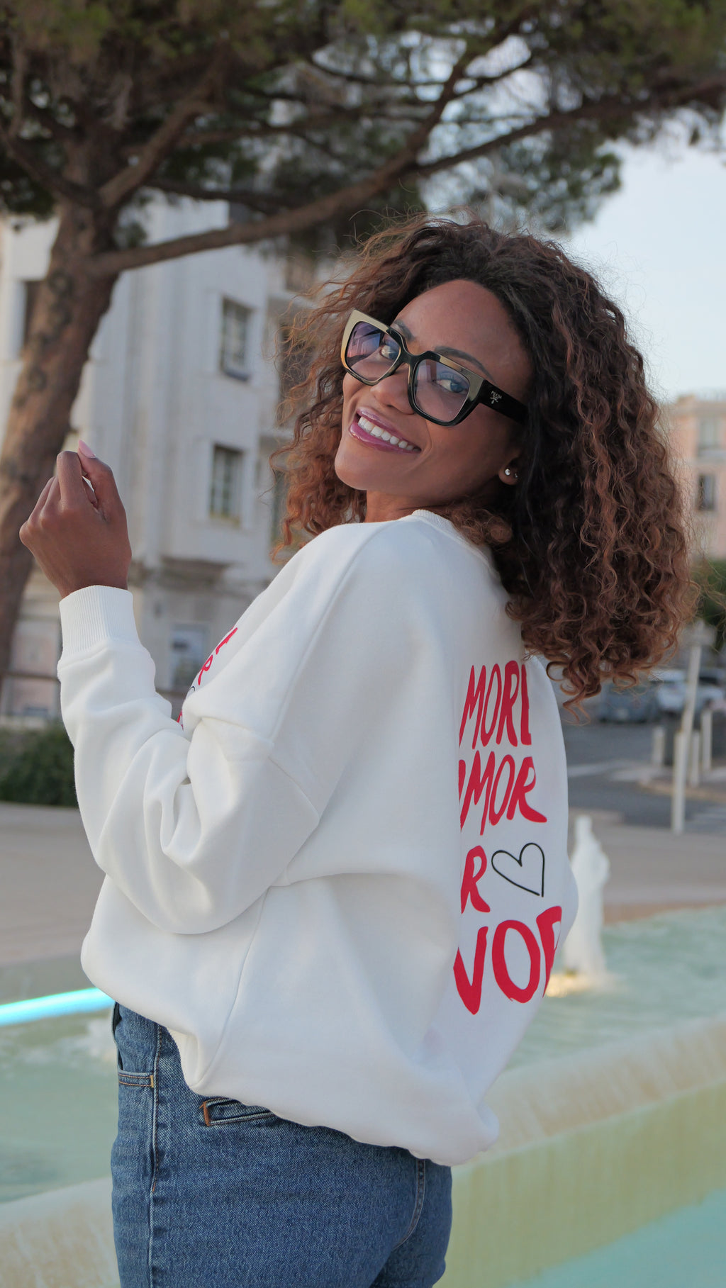 White "More Amor Por Favor" sweatshirt in red