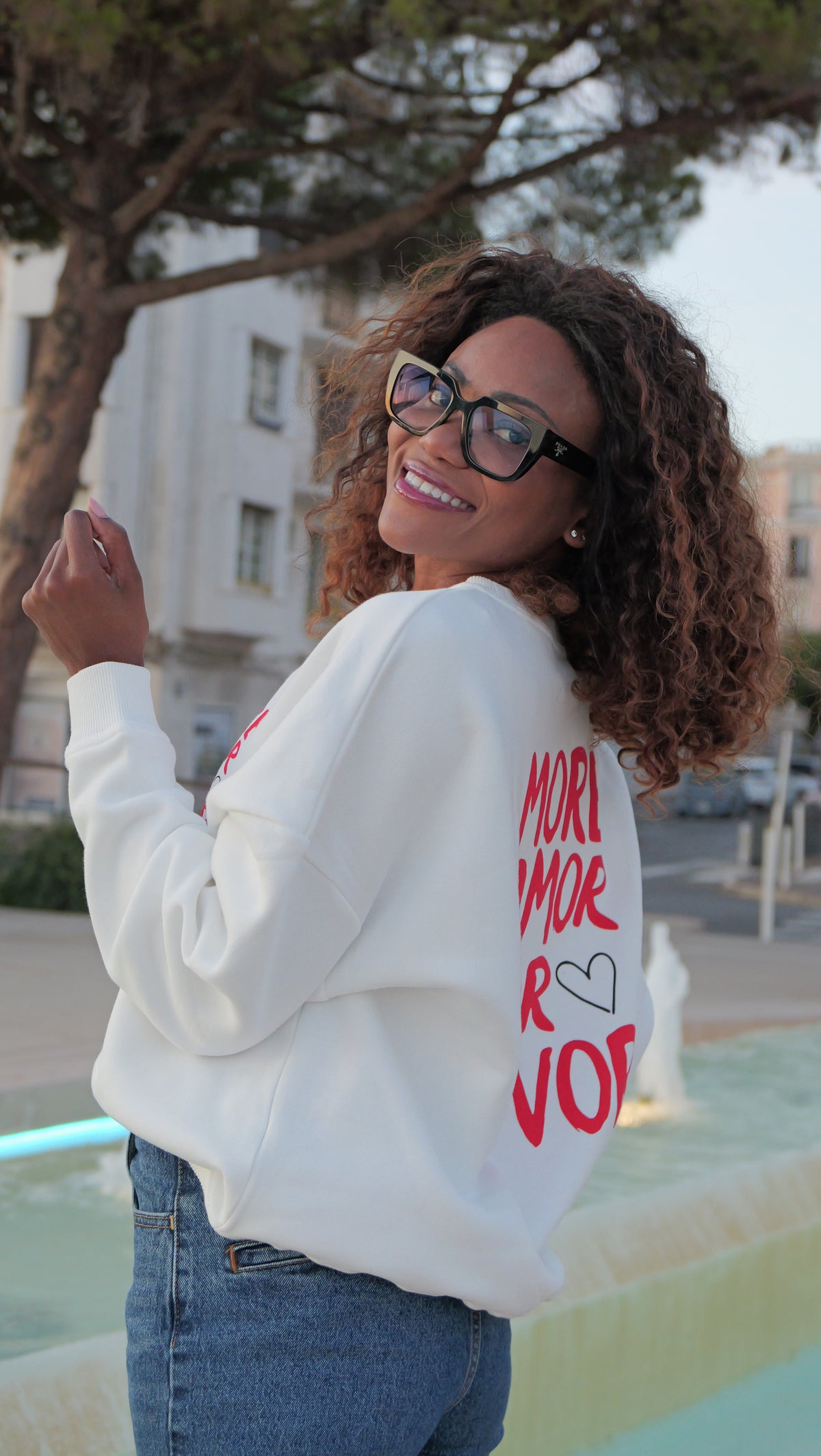 White "More Amor Por Favor" sweatshirt in red