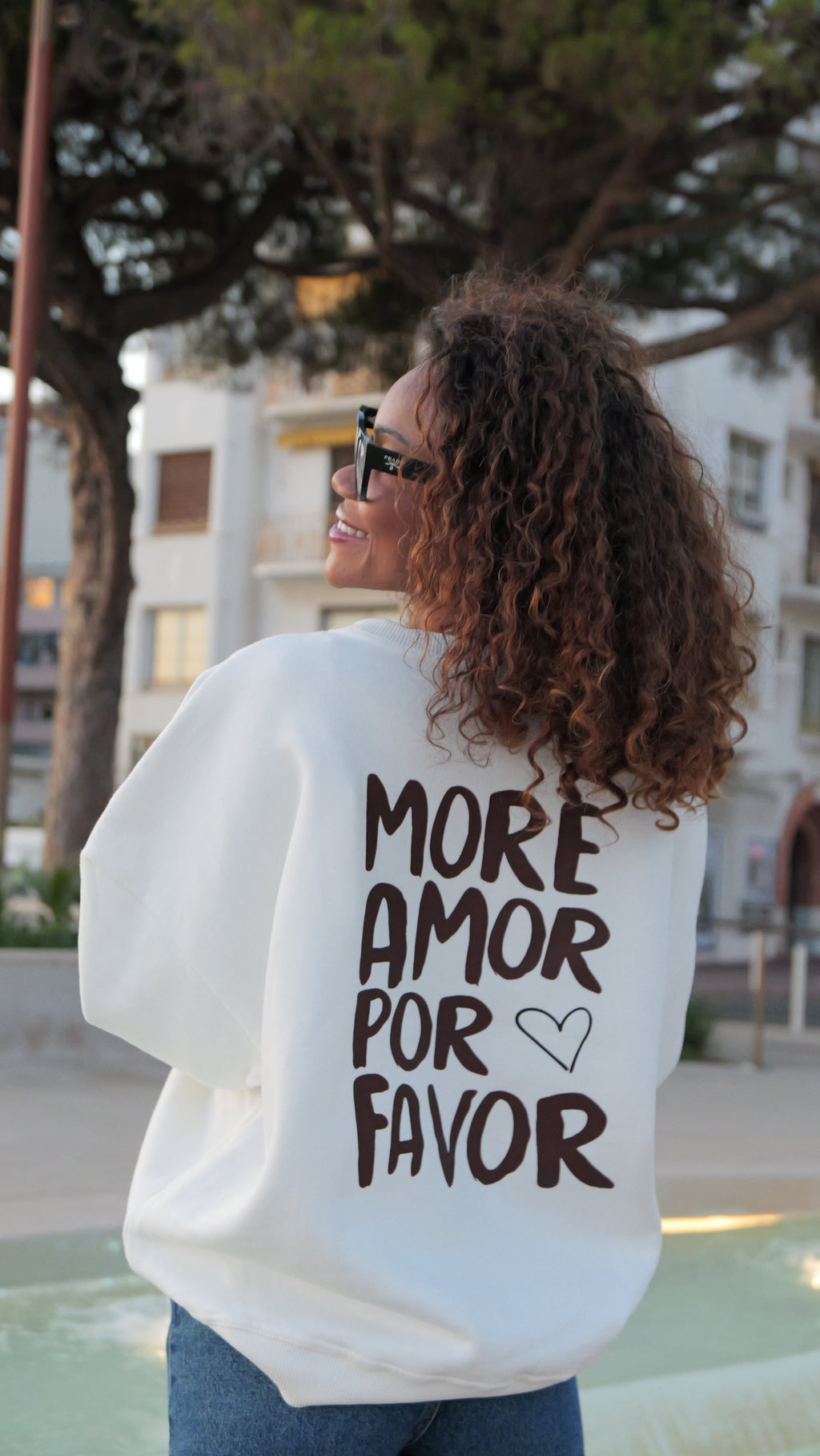 "More Amor Por Favor" white sweatshirt, chocolate