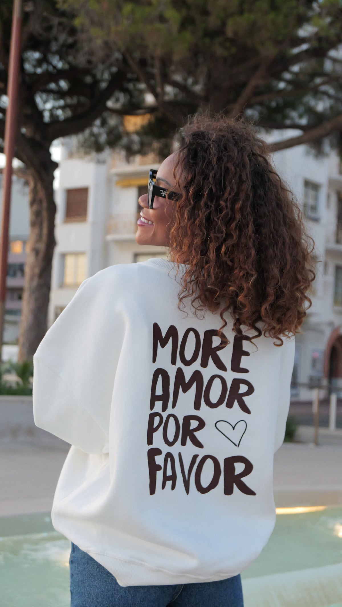 "More Amor Por Favor" white sweatshirt, chocolate