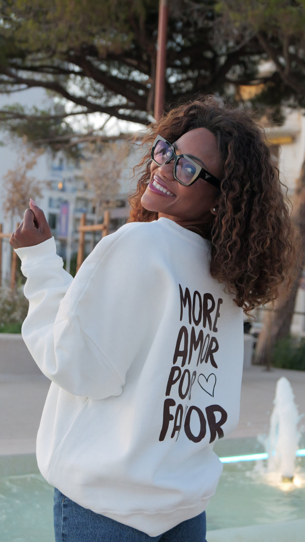 "More Amor Por Favor" white sweatshirt, chocolate