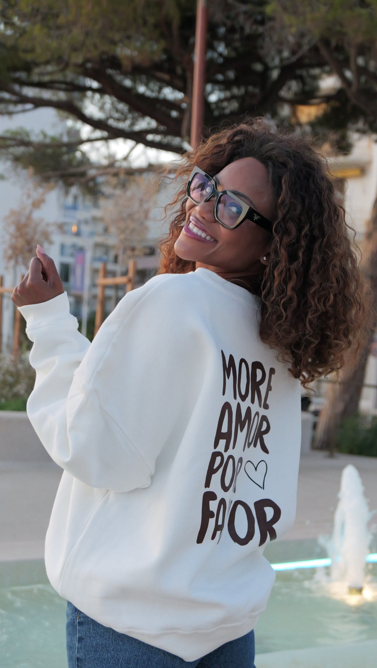 "More Amor Por Favor" white sweatshirt, chocolate
