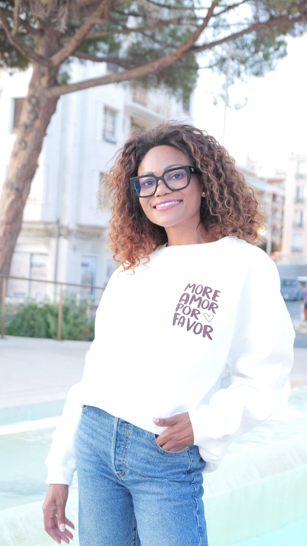 "More Amor Por Favor" white sweatshirt, chocolate