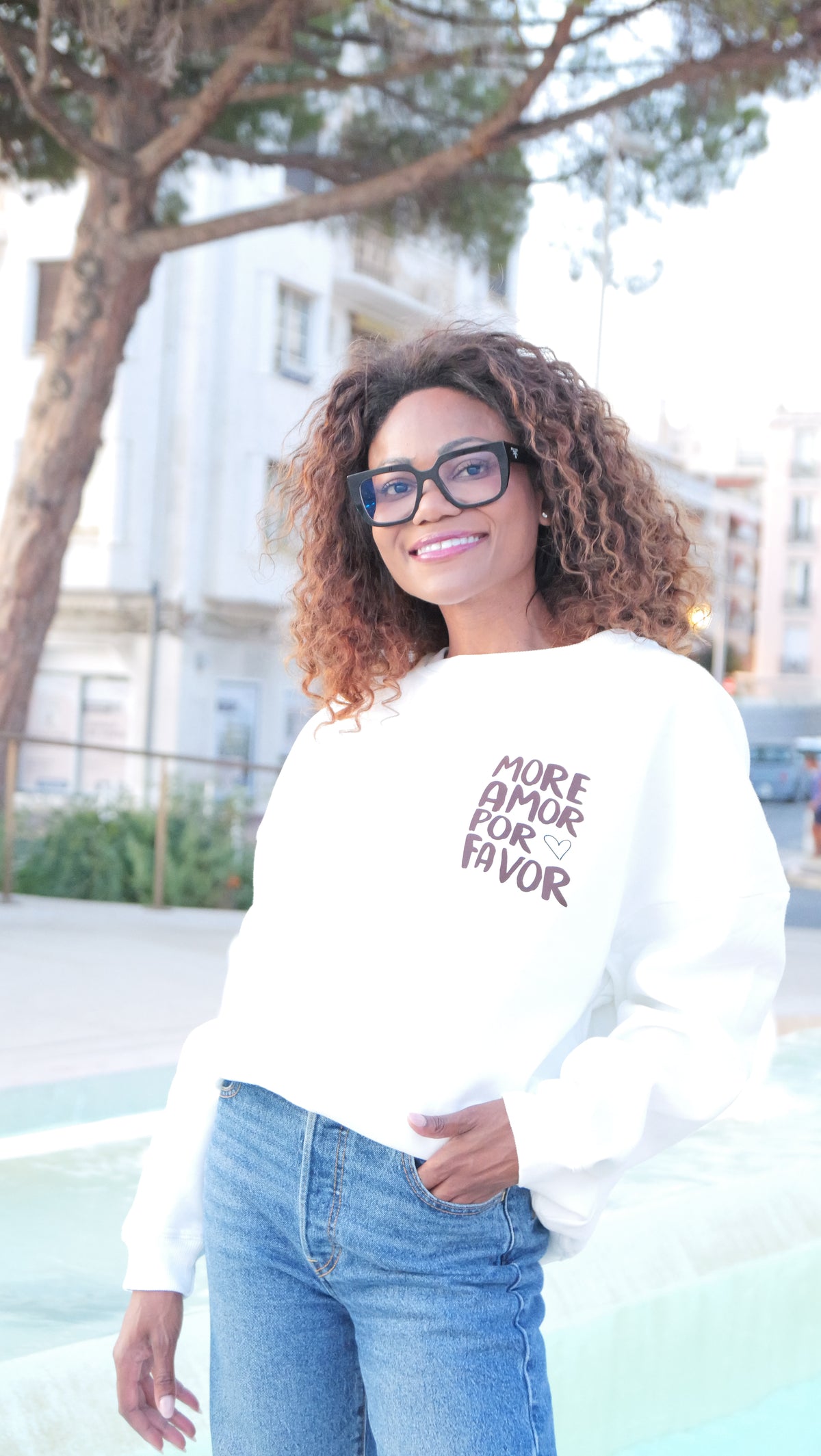 "More Amor Por Favor" white sweatshirt, chocolate