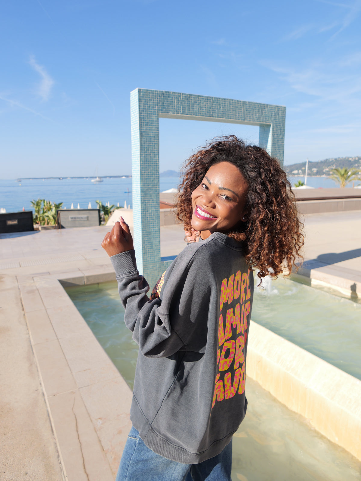 Grey "More Amor Por Favor" sweatshirt