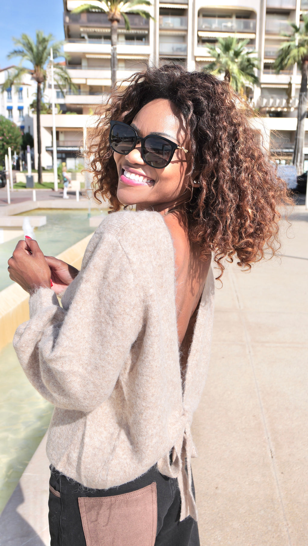 Pull Dos Nu Beige – Romantic Chic 🤎