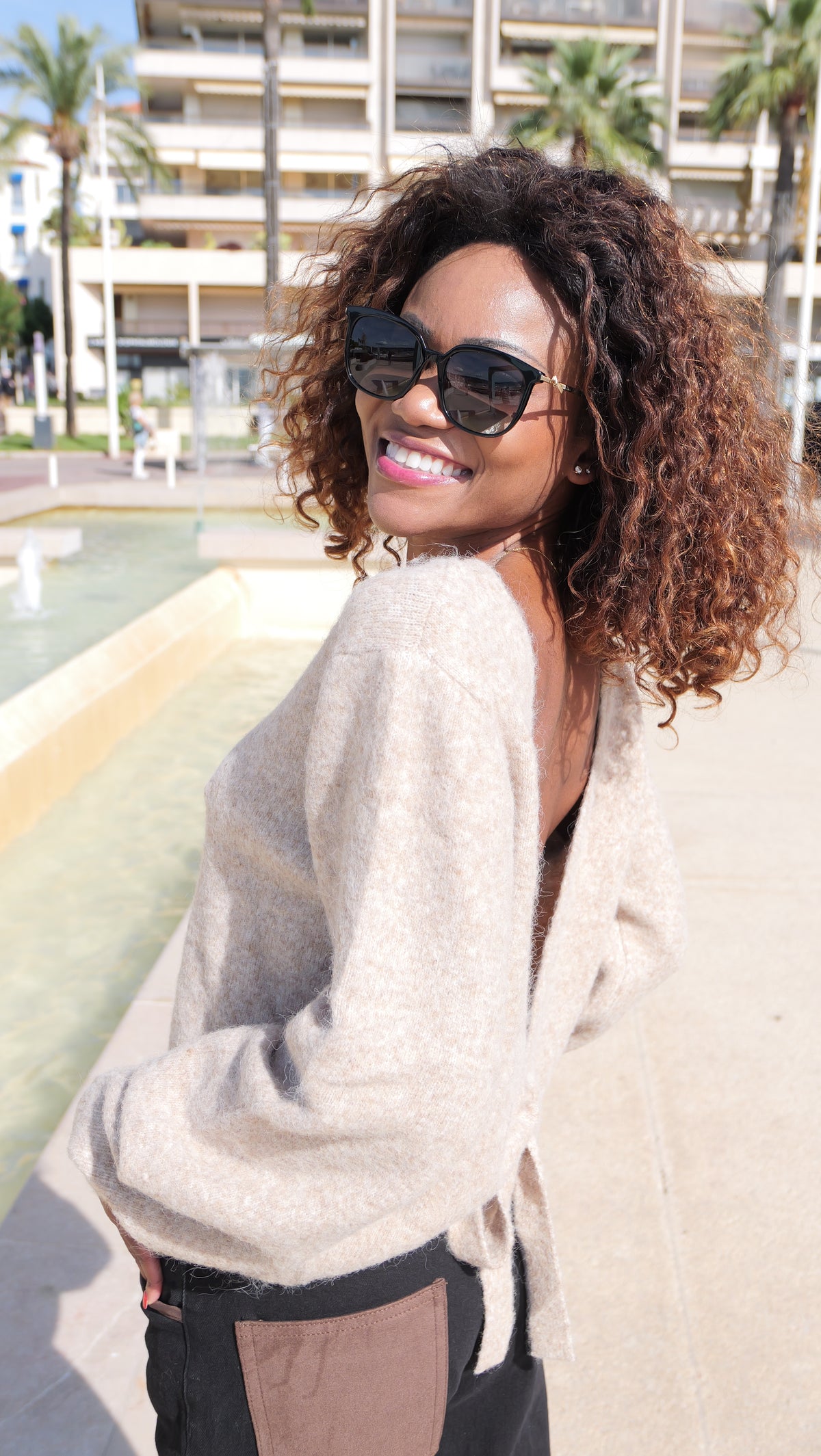 Pull Dos Nu Beige – Romantic Chic 🤎