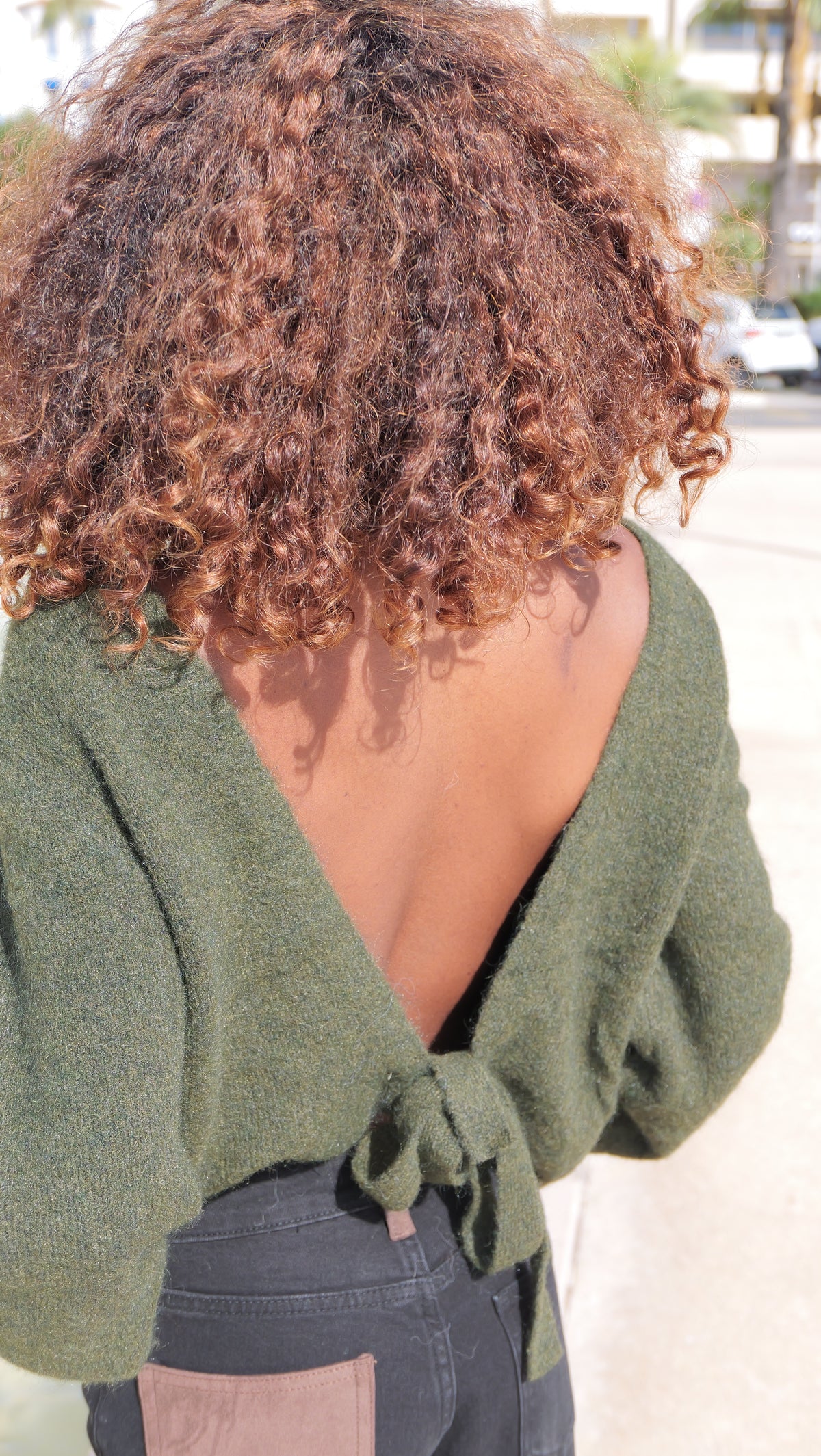 Pull Dos Nu Kaki – Romantic Chic 💚