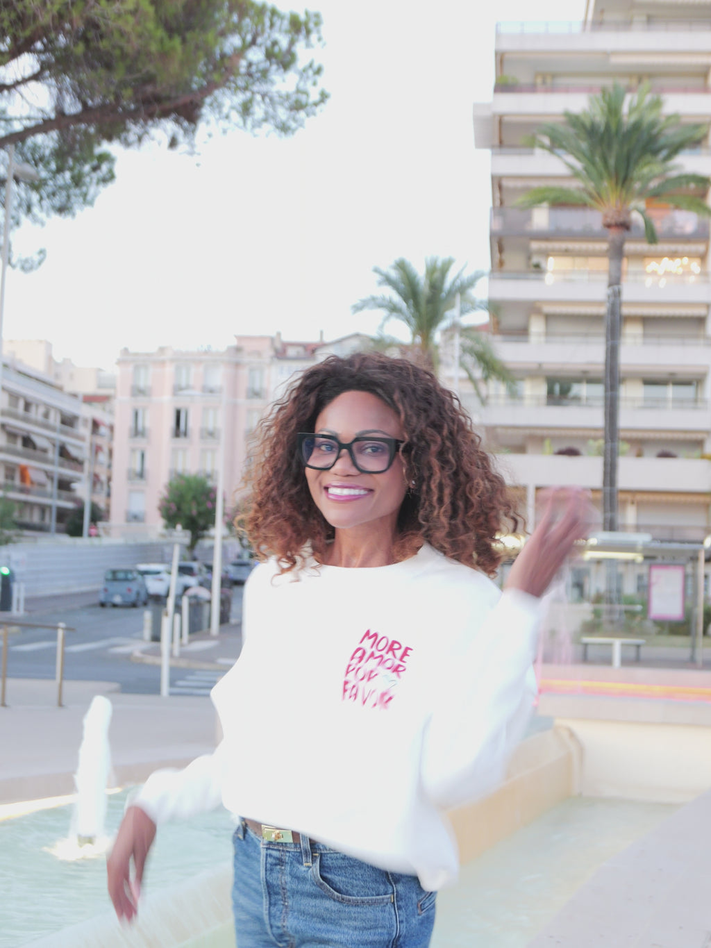 White "More Amor Por Favor" sweatshirt in red